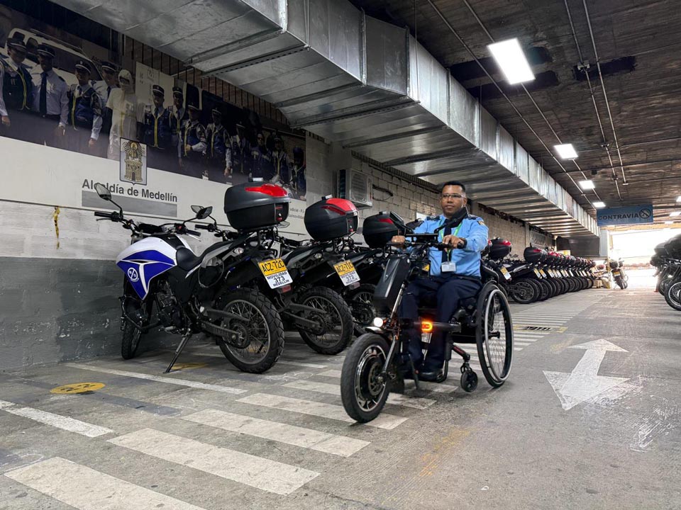 Agente William Martínez Moreno. Imagen agente de tránsito en silla de ruedas (1)