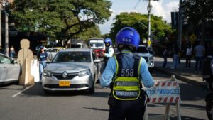 Imagen de agente en control de tránsito