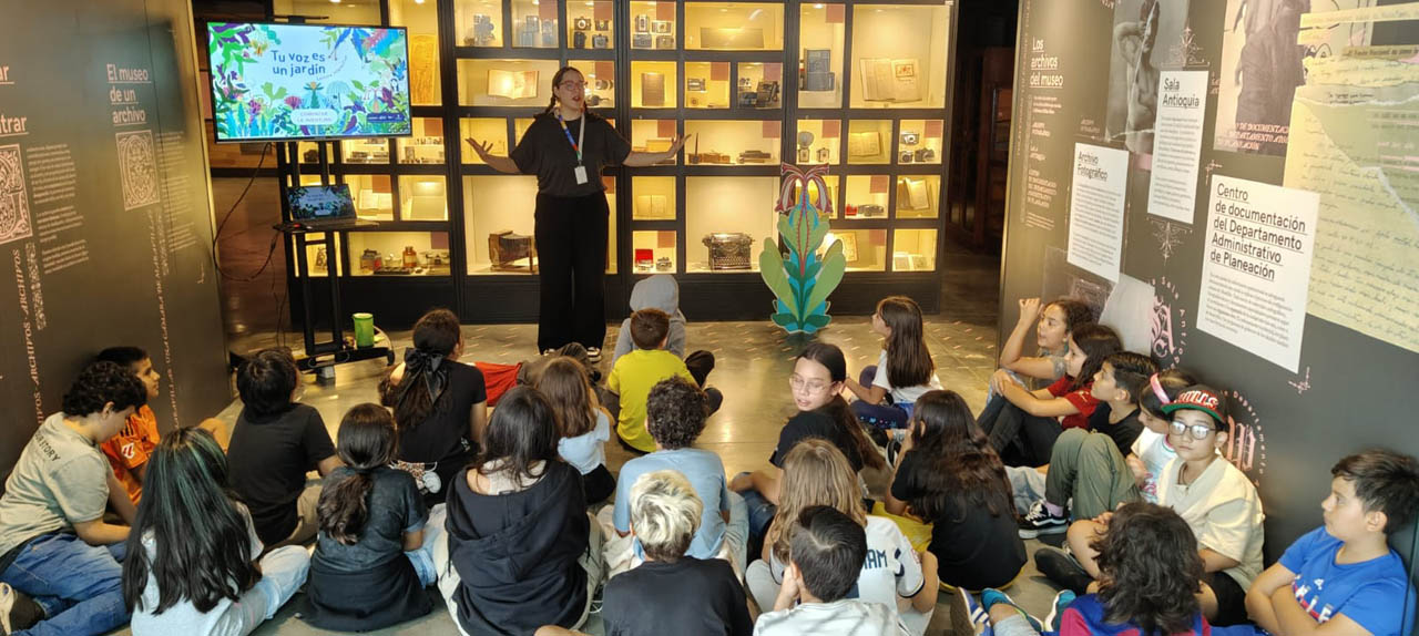 Imagen de charla en la Biblioteca Pública Piloto con niños