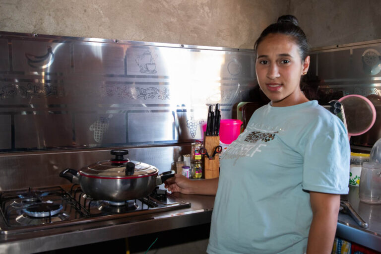 Imagen de ciudadana utilizando el servicio de gas en el hogar