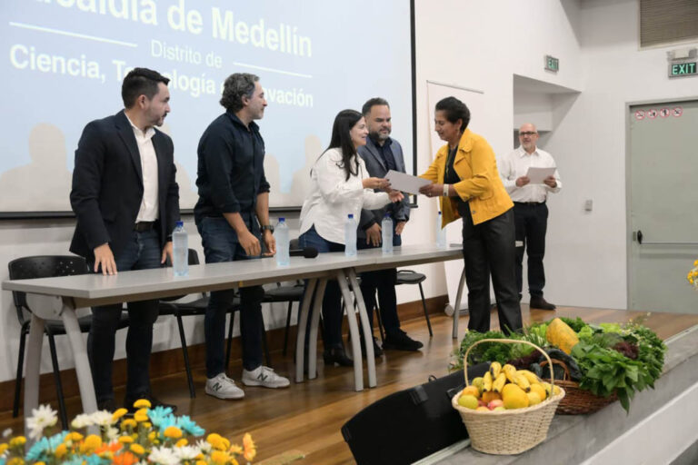 Imagen de entrega de diplomas