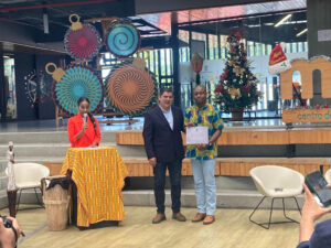 Imagen de entrega de distinción a miembro de etnia