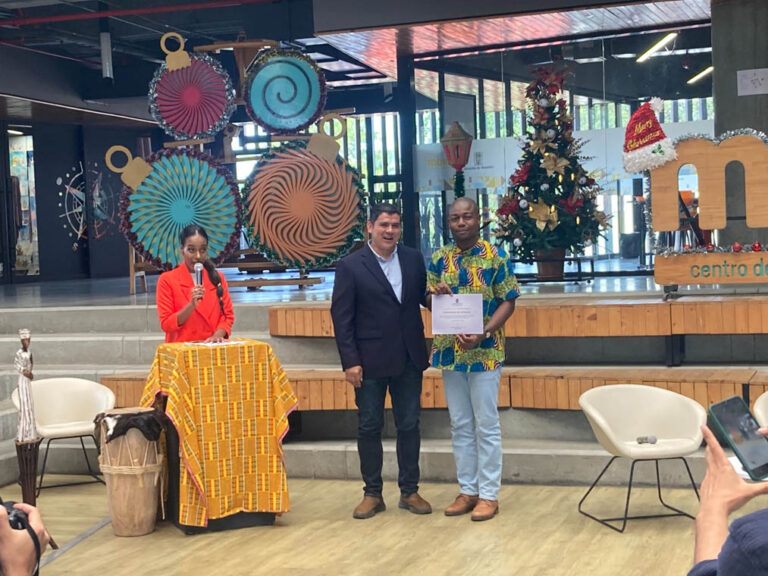 Imagen de entrega de distinción a miembro de etnia