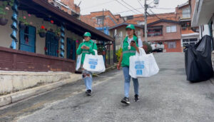 Imagen de funcionarias que apoyan campaña Tú separas, yo reciclo