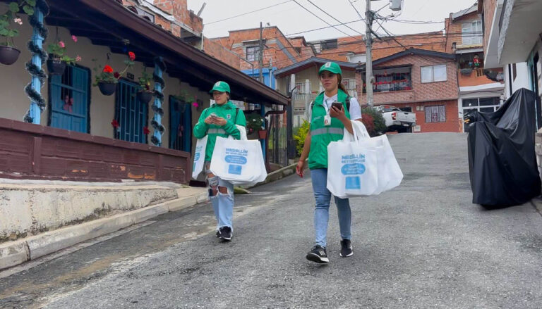 Imagen de funcionarias que apoyan campaña Tú separas, yo reciclo