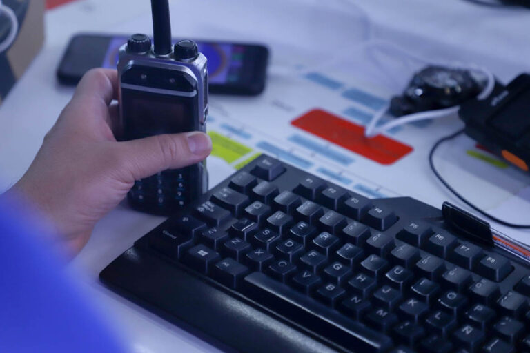 Imagen de funcionario con radioteléfono en el computador