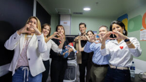 Imagen de grupo médico y pacientes con bebé