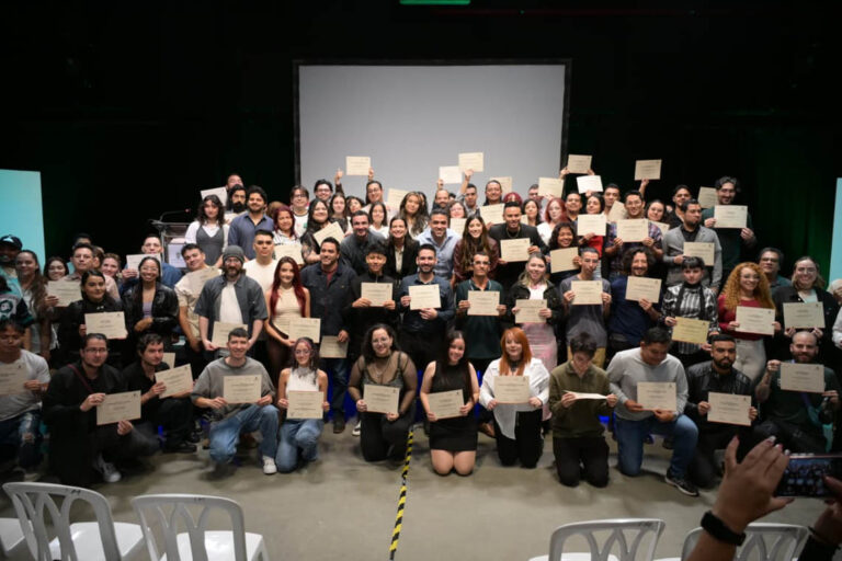 Imagen de jóvenes con diploma