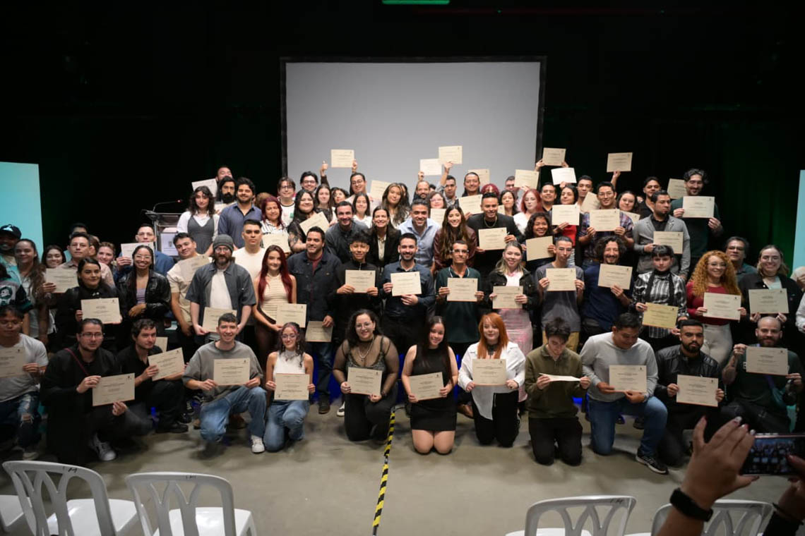 Imagen de jóvenes con diploma