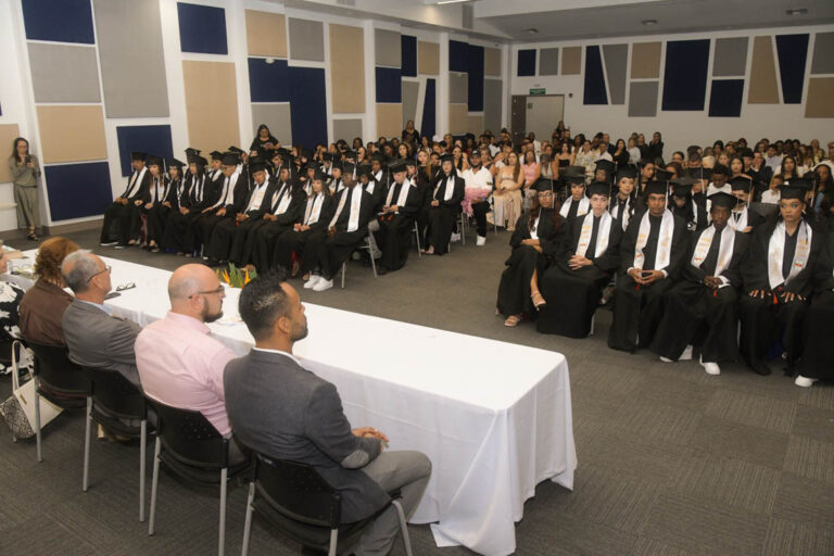 Imagen de jóvenes en ceremonia de grados