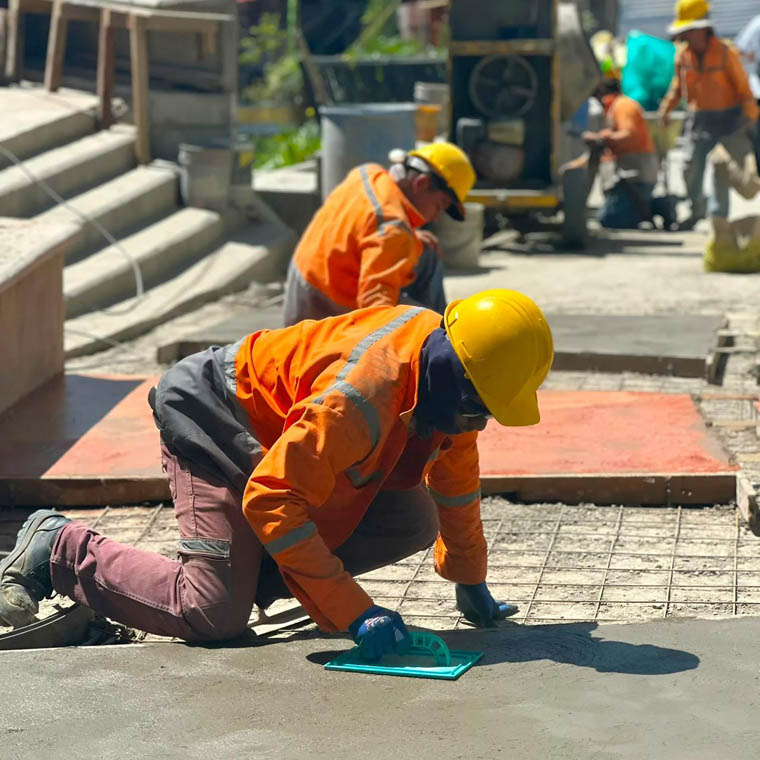 Imagen de personal construyendo acera