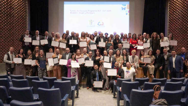 Imagen de rectores con diplomas de capacitación