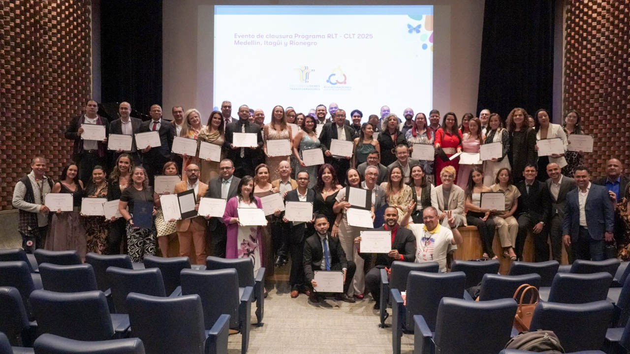 Imagen de rectores con diplomas de capacitación