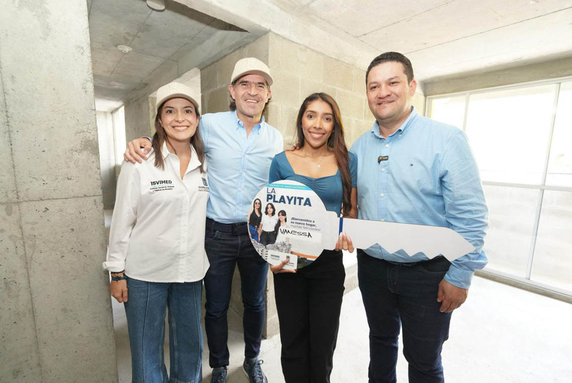Imagen del Alcalde de Medellín entregando una vivienda