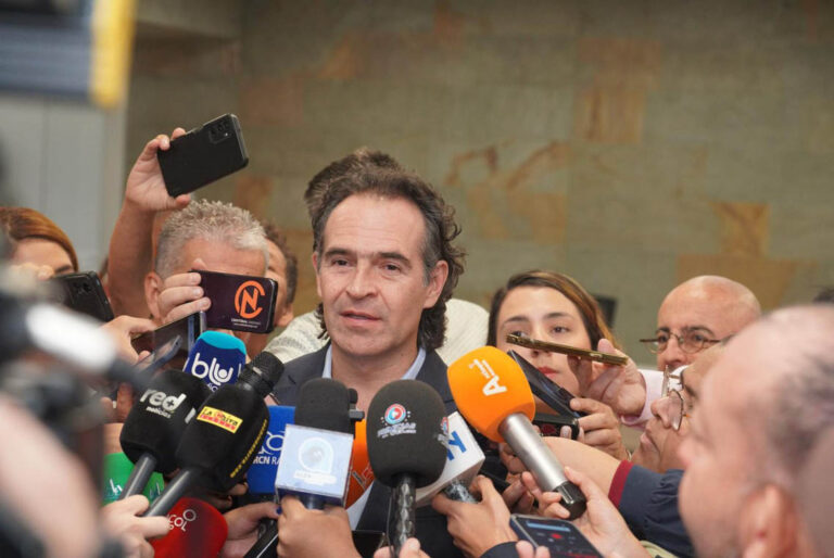 Imagen del Alcalde con medios de comunicación