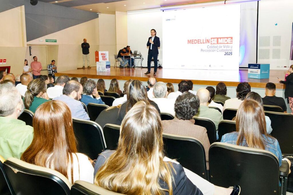 Alcalde exponiendo MEdellín se mide Imagen informe de Medellín Cómo Vamos alcalde Federico Gutiérrez