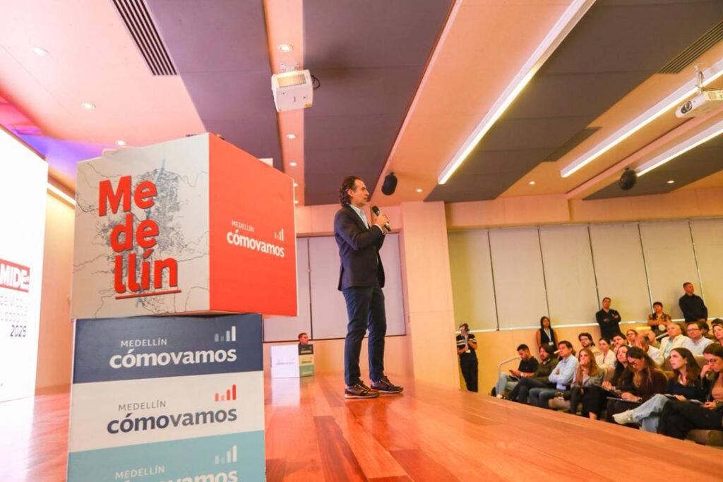 Alcalde de Medellín exponiendo Imagen informe de Medellín Cómo Vamos alcalde Federico Gutiérrez