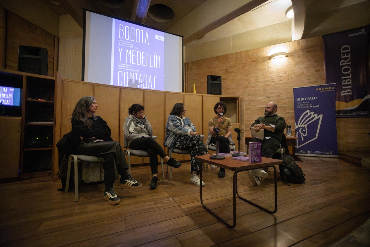 De izq. a der., Isabel Botero, Paula Camila O. Lema, Claudia Amador, Juan Salazar Piedrahita y Santiago Rivas, durante el lanzamiento de Bogotá y Medellín contadas en la Biblioteca Pública Virgilio Barco de Bogotá.