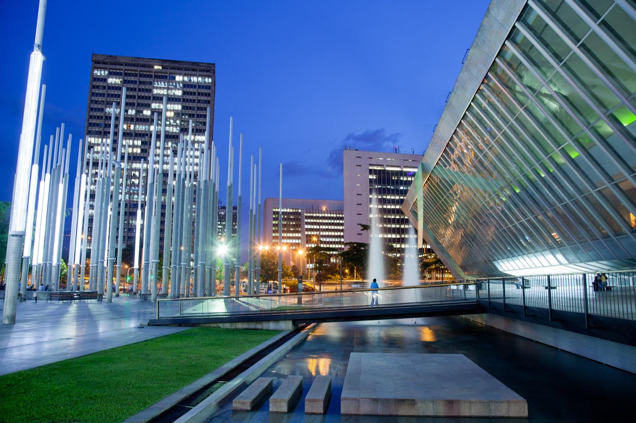 Biblioteca EPM en la plaza de Cisneros o parque de las Luces. Al fondo, el Centro Administrativo La Alpujarra. Centro de Medellín.
