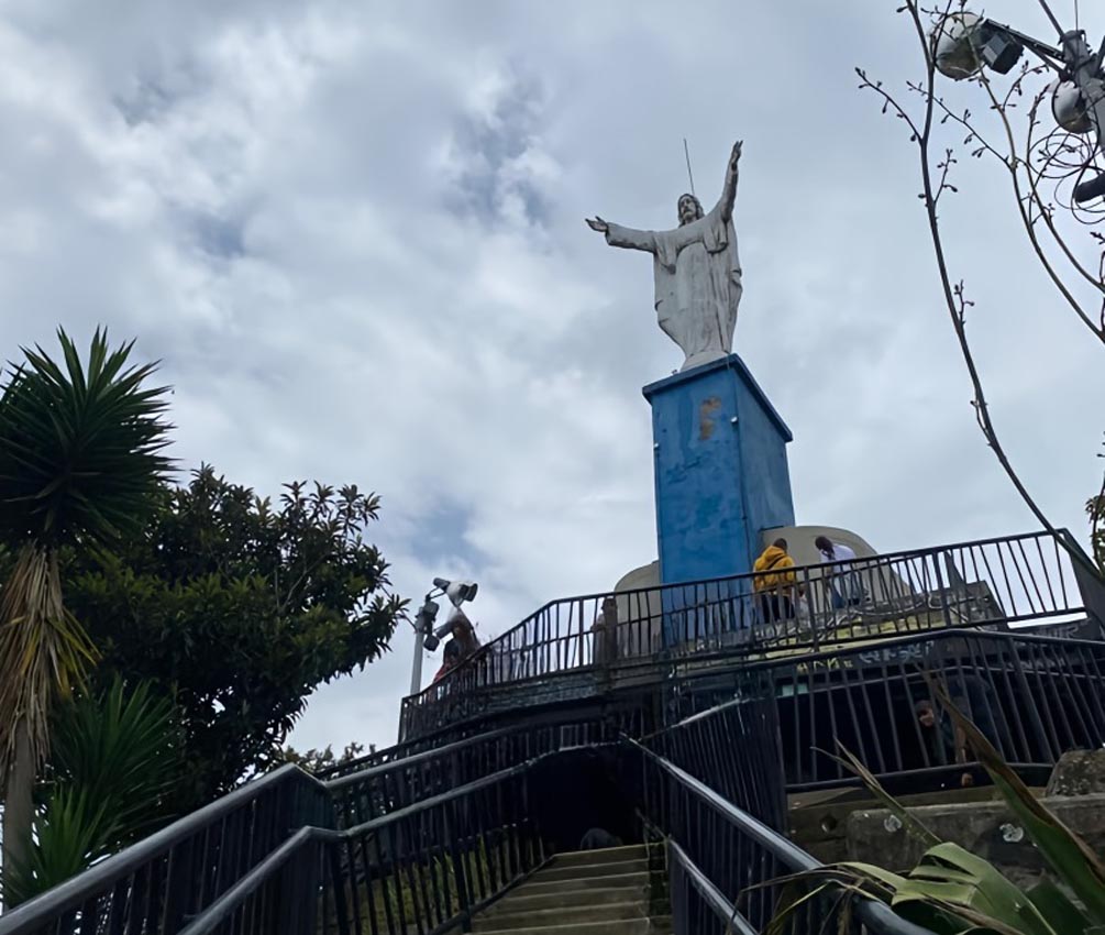 El Picacho, uno de los siete cerros tutelares de Medellín. Queda en el noroccidente de la ciudad y en su cima tiene la imagen de Cristo Salvador