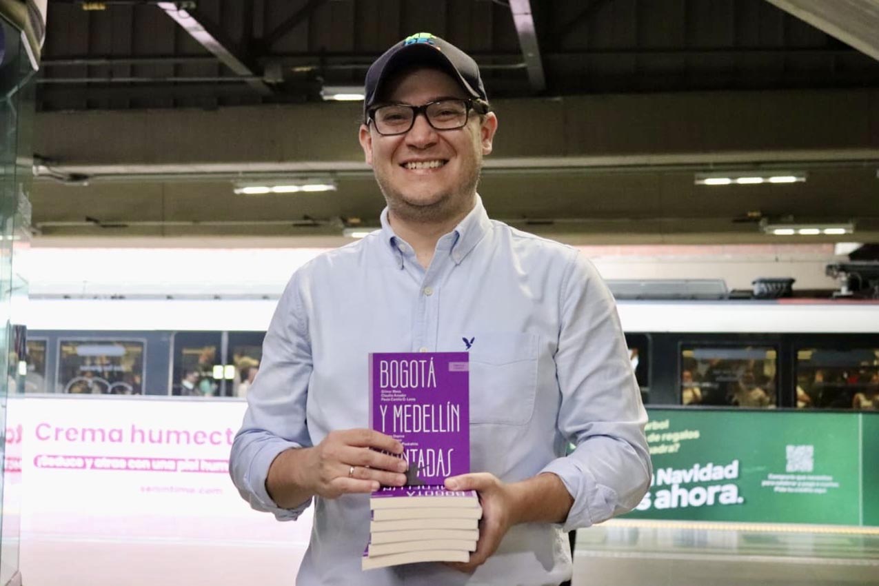 Santiago Silva Jaramillo, secretario de Cultura Ciudadana de Medellín, en la jornada de distribución de Bogotá y Medellín contadas en la estación San Antonio del metro. 