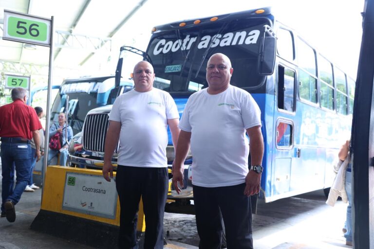 Imagen Dos hermanos “repetidos”, con una ruta que los une en Terminales Medellín (1)