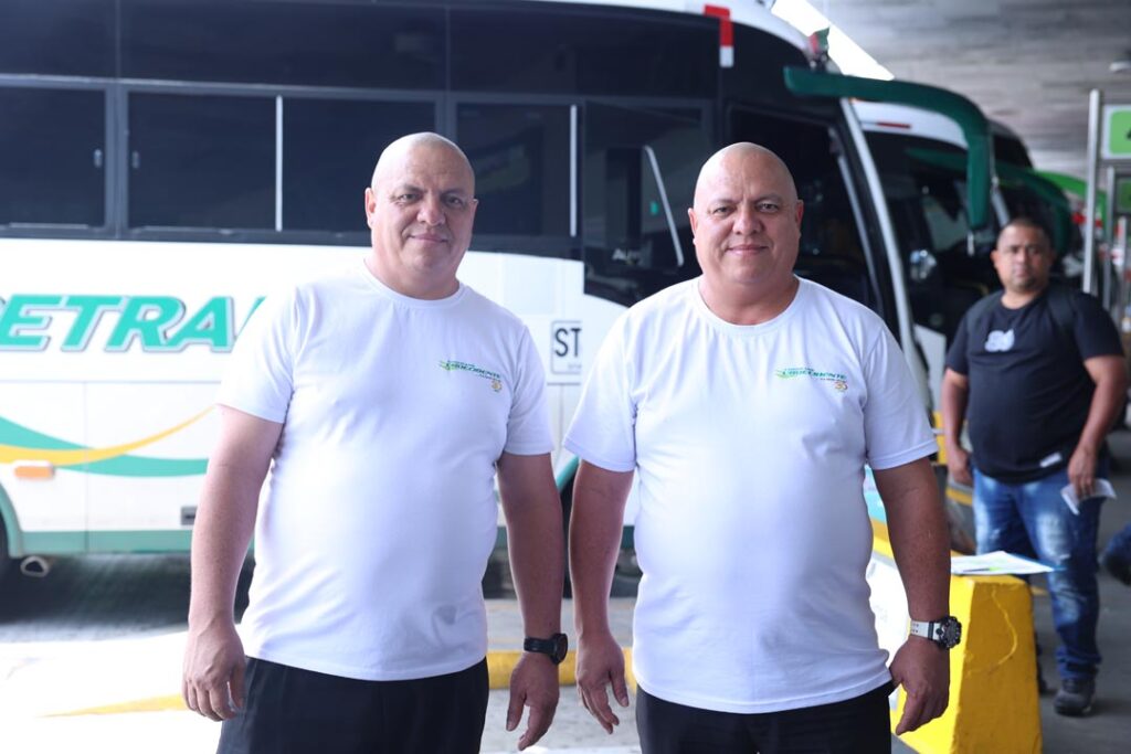 Imagen Dos hermanos “repetidos”, con una ruta que los une en Terminales Medellín (4)