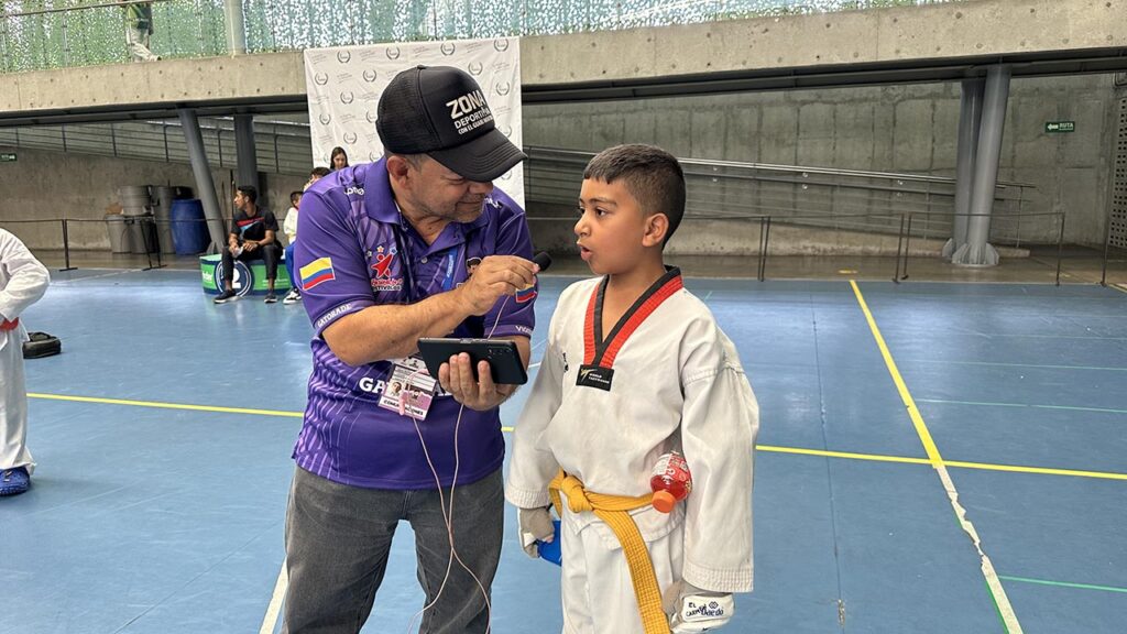 Imagen Guari entrevistando niño