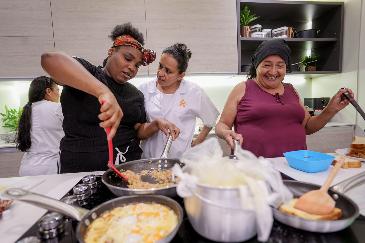 Imagen Mujeres Tejiendo Hogares