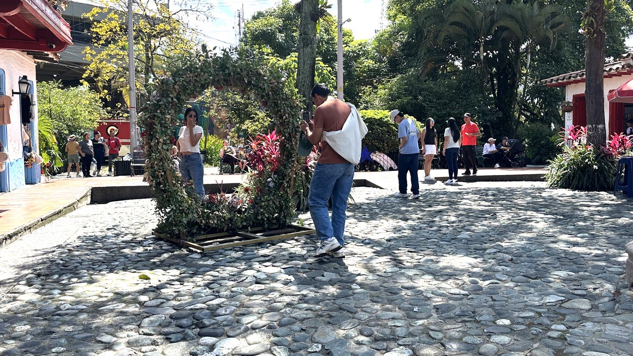 Imagen Pueblito Paisa y los turistas (1)