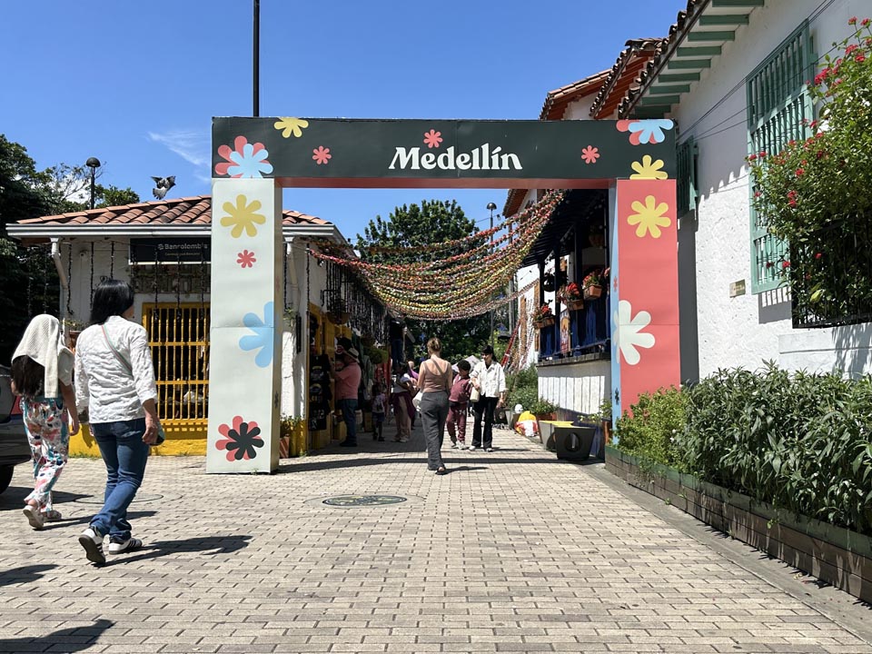 Imagen Pueblito Paisa y los turistas