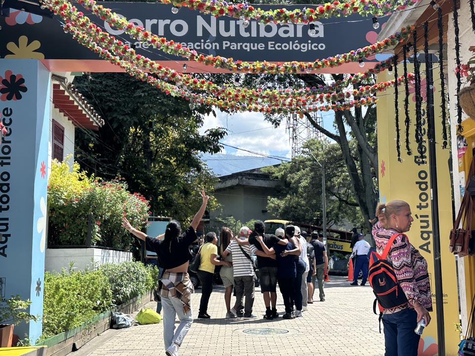 Imagen Pueblito Paisa y los turistas