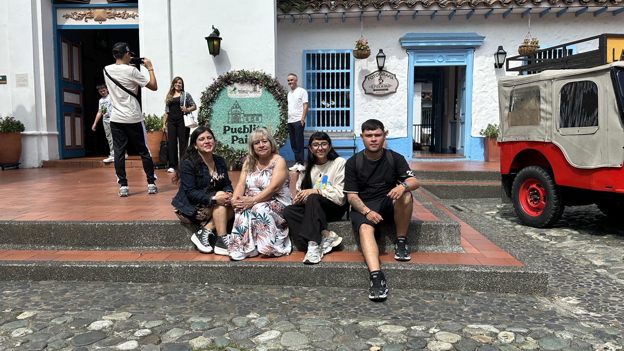 Kelly, Elsa, Maria José y Santiago, de Bogotá