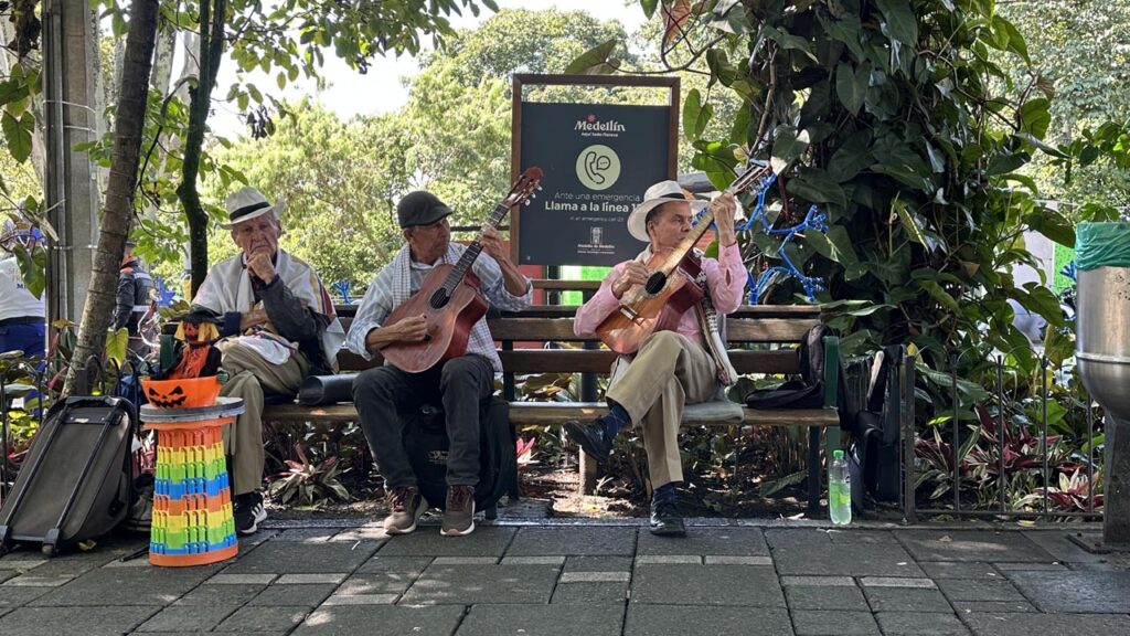 Músicos en el Pueblito Paisa Imagen Pueblito Paisa y los turistas (17)