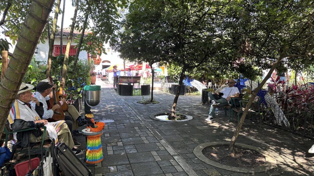 Lennyn Barragán escuchando a los músicos Imagen Pueblito Paisa y los turistas (18)