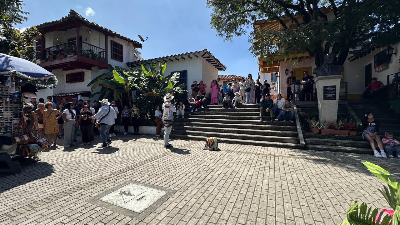 Imagen Pueblito Paisa y los turistas (3)