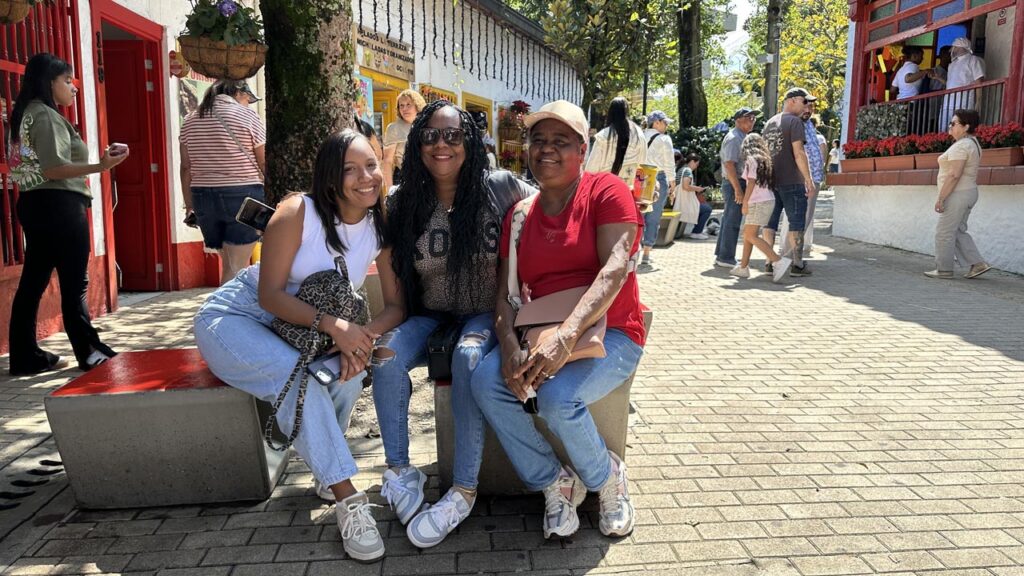 Elinef, Roxy y Modesta, turistas de República Dominicana Elinef, Roxy y Modesta, de República Dominicana