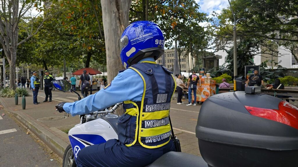 Agente de tránsito en moto Imagen Servir a Medellín desde la calle 1