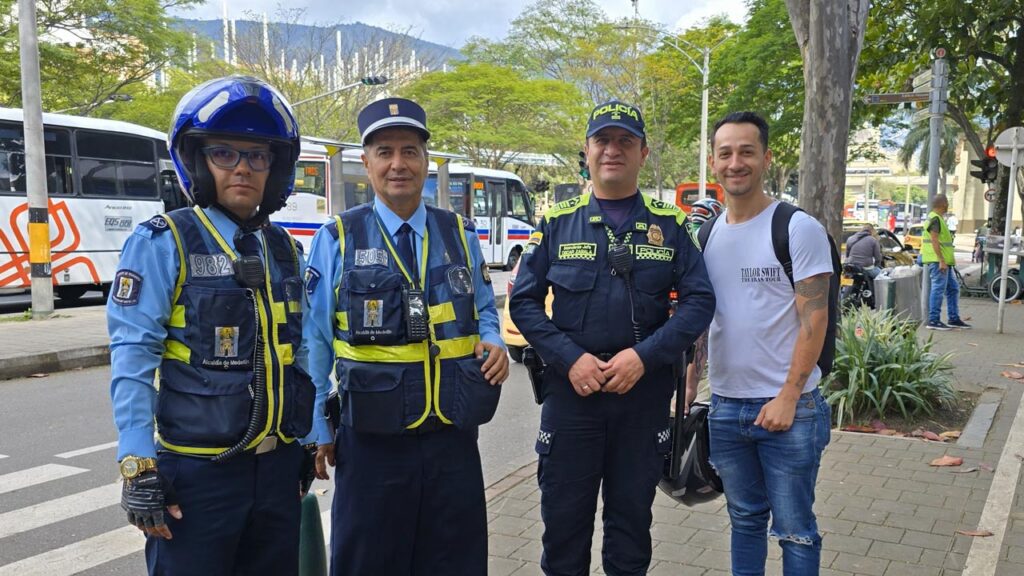 Agentes de tránsito y policía Imagen Servir a Medellín desde la calle 1