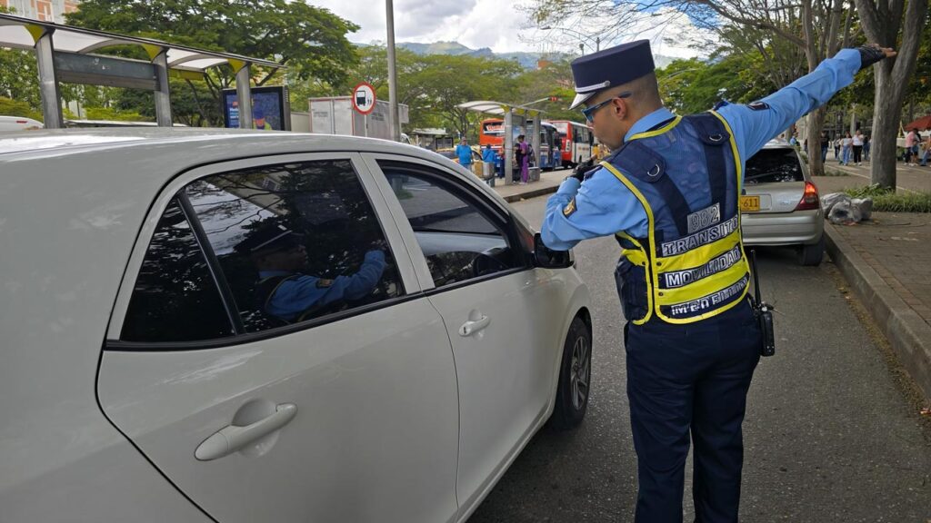 Agente de tránsito dando indicaciones Imagen Servir a Medellín desde la calle 1