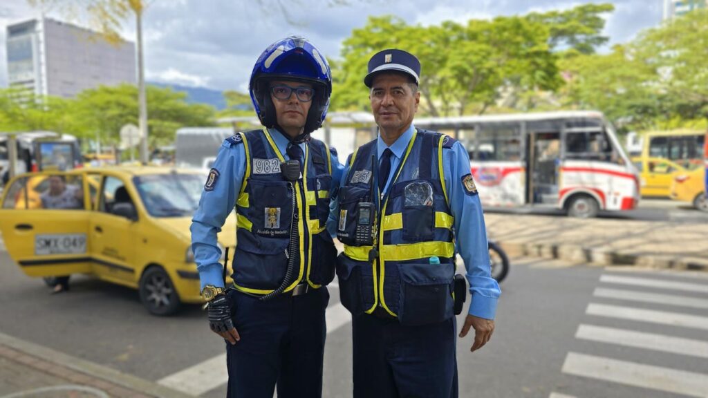 Agentes de tránsito Imagen Servir a Medellín desde la calle 1