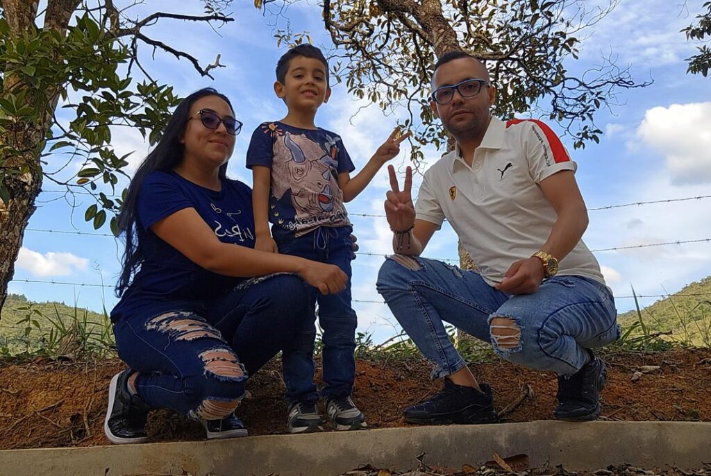 Cristian Peña con su familia Imagen Servir a Medellín desde la calle 1