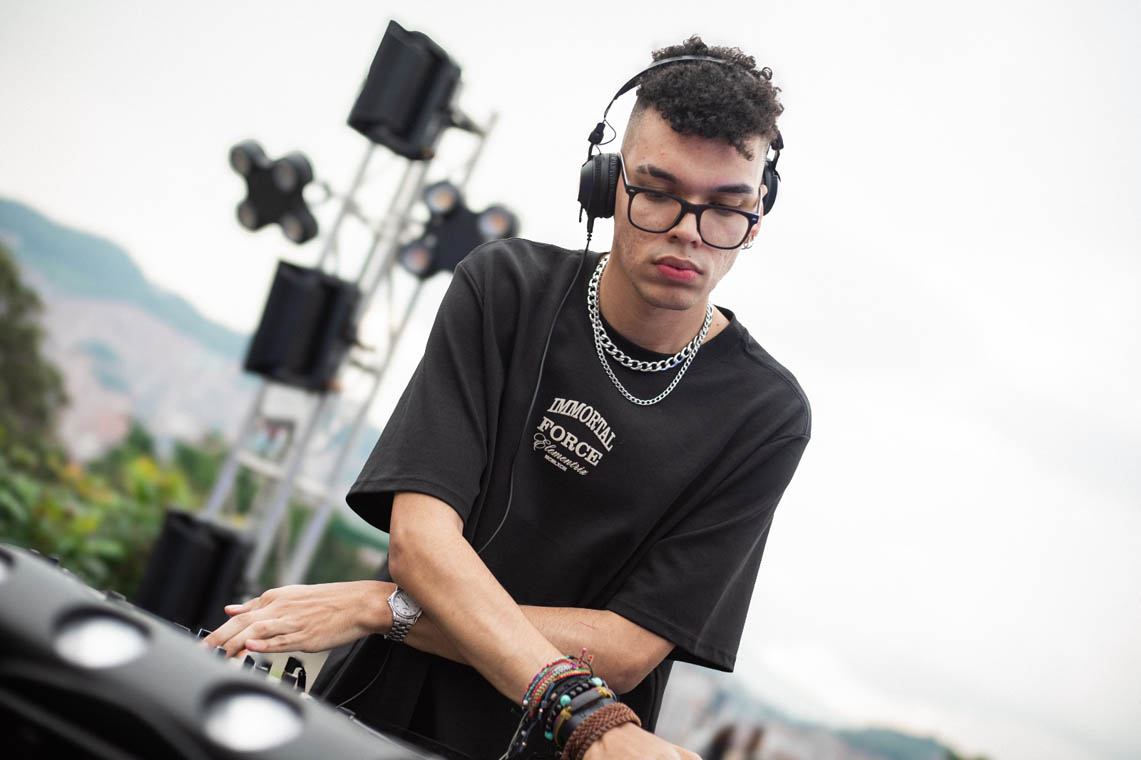 Imagen de DJ en tarima