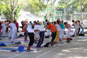 Imagen de actividad con ciudadanos haciendo ejercicios de estiramiento