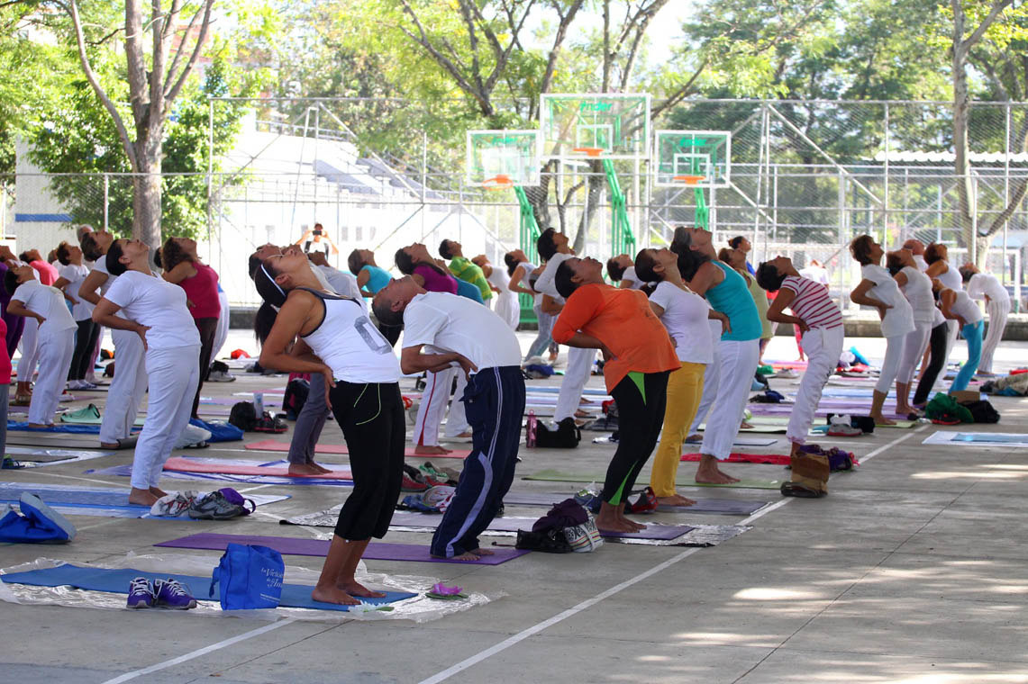 Imagen de actividad con ciudadanos haciendo ejercicios de estiramiento