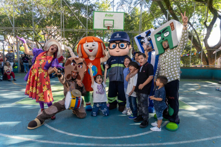 Imagen de actividad lúdica de personajes corporativas de la Alcaldía con la comunidad