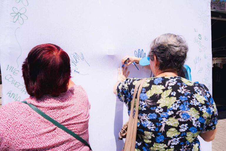 Imagen de adultas mayores participando en creación de mural