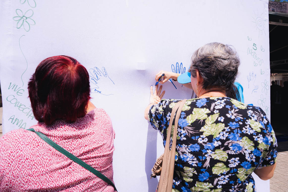 Imagen de adultas mayores participando en creación de mural