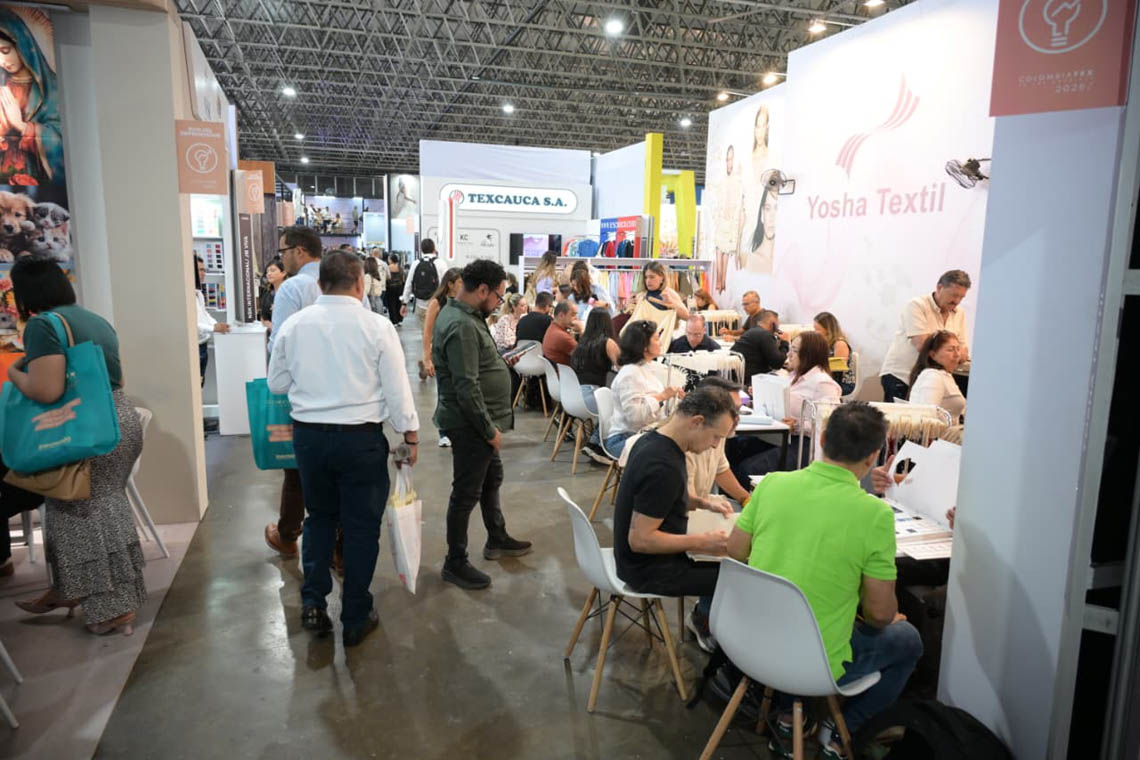Imagen de asistentes a evento Colombiatex