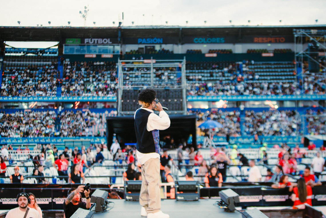 Imagen de cantante en tarima
